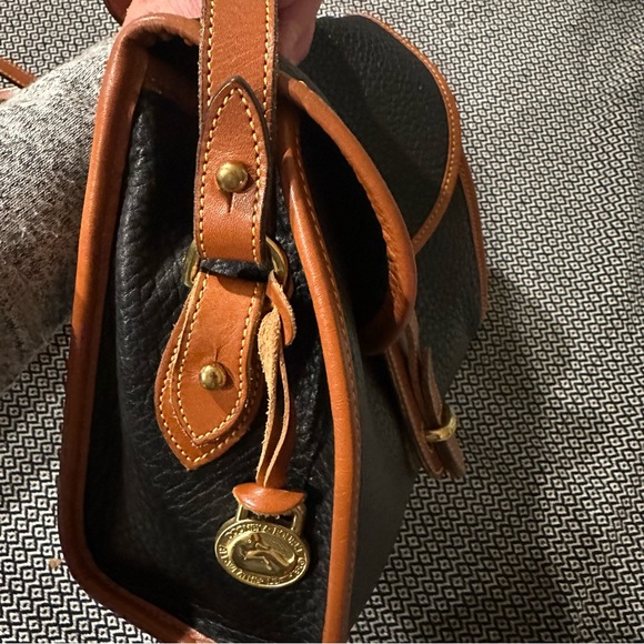Beautiful Dooney and Bourke Vintage Black Essex Purse - Picture 14 of 16